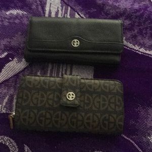 I'm selling this two beautiful clutches
